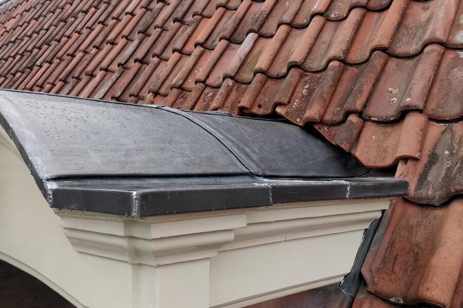 Groot onderhoud en sanering asbest dakbeschot rijksmonument ‘t Zon’s Hofje 