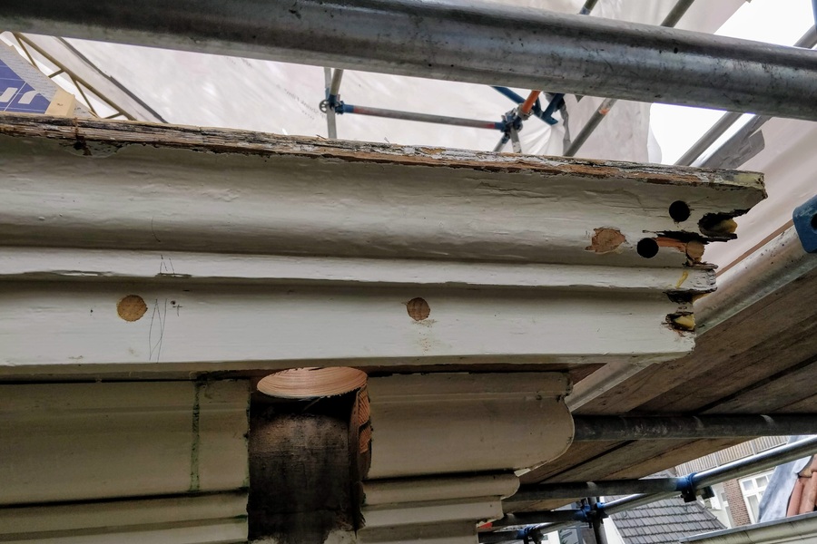 Groot onderhoud en sanering asbest dakbeschot rijksmonument ‘t Zon’s Hofje 